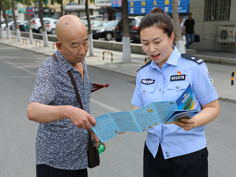 太子河民警走上街頭向群眾宣傳禁毒知識