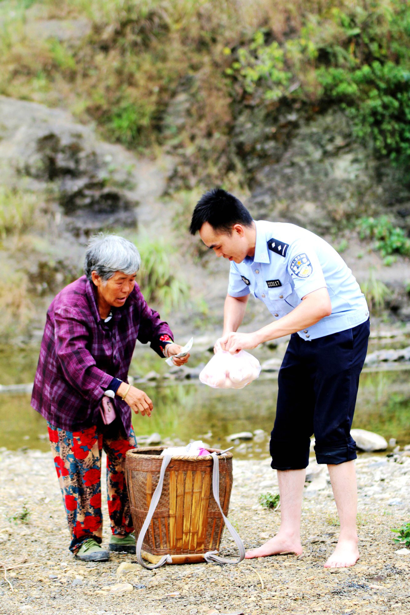 葉君戰(zhàn)幫助老人過河_編輯