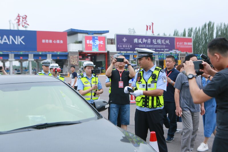 記者在寧夏回族自治區(qū)銀川東收費站采訪