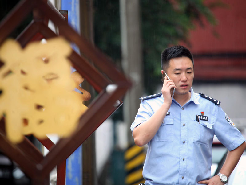 王一鳴在社區(qū)巡查時(shí)街道居民報(bào)警電話(huà)，他的手機(jī)號(hào)就是“社區(qū)的110”（建議大圖）