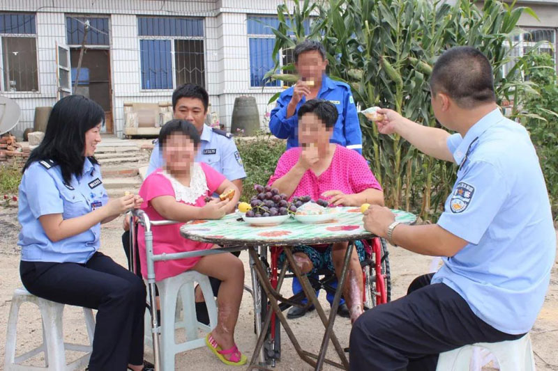 民警宋飛（左一）和同事一起去居民家中走訪