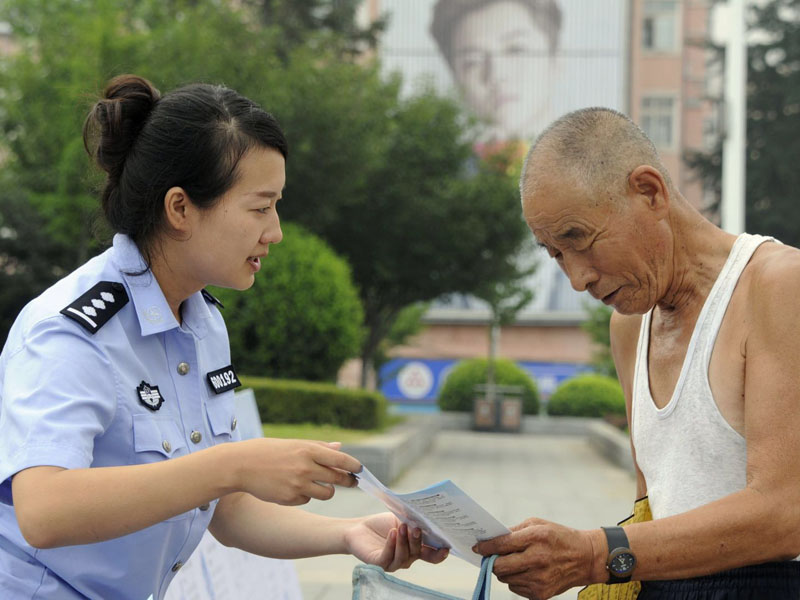 民警向市民發(fā)放掃黑除惡宣傳單