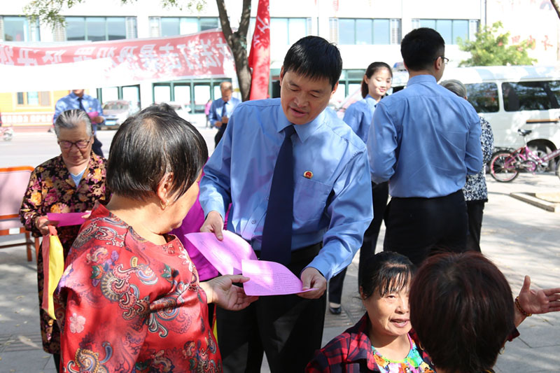 黑山縣人民檢察院檢察官走上街頭向群眾開展掃黑除惡宣傳活動(dòng)。