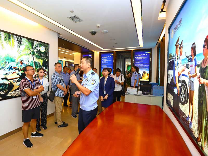 采訪團(tuán)成員在三亞市市民游客中心采訪旅游綜合治理工作開展情況。  符傳問 攝