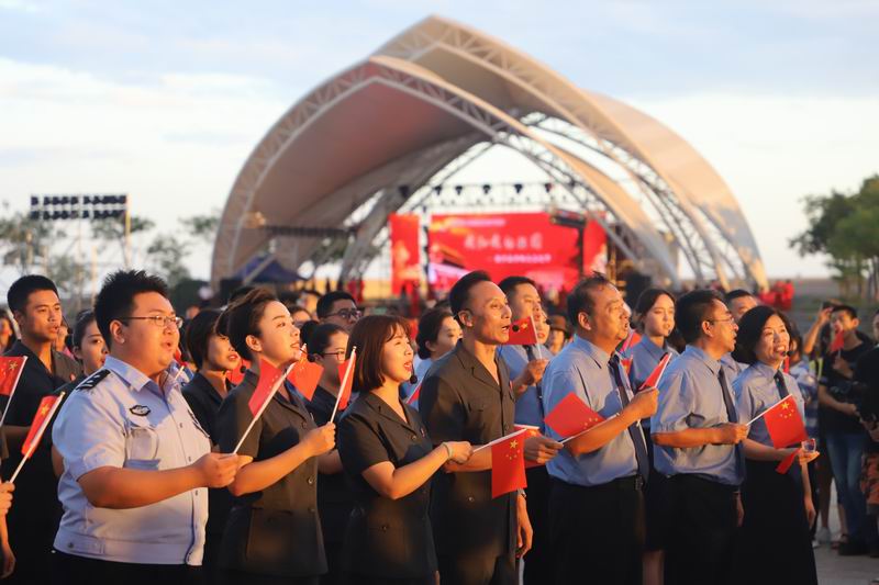 葫蘆島市公檢法聯(lián)合開(kāi)展“我和我的祖國(guó)”快閃活動(dòng) (2)