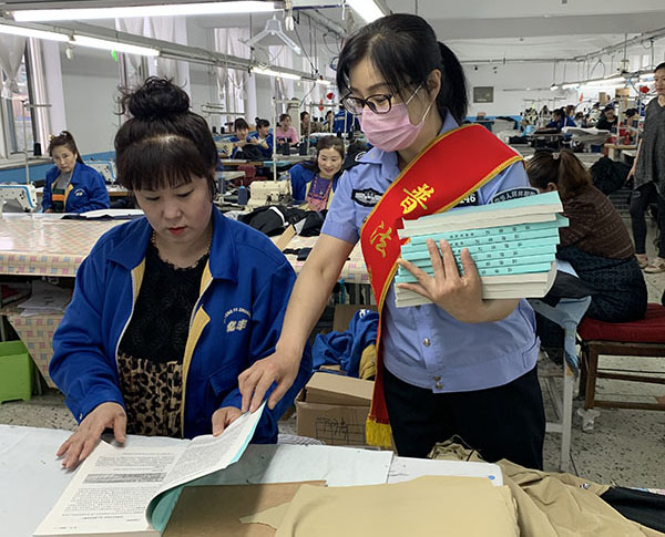 5月24日，東港市司法局北井子司法所所長單雪在東港市億豐服裝廠為職工解答法律問題