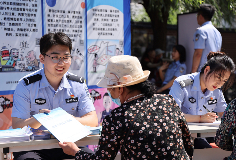 民警為辦證老人采集信息。