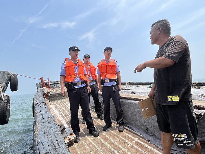 民警在檢查海上船只。