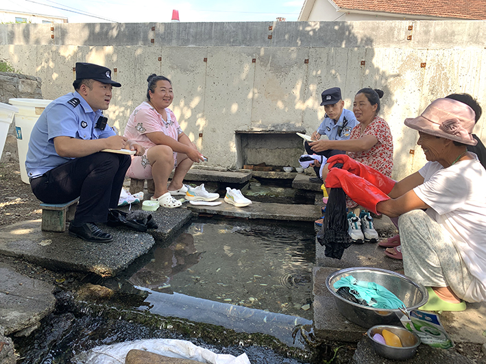 民警和村民在清泉邊暢聊