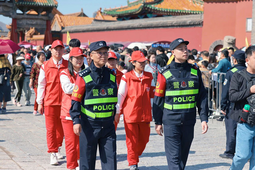 沈陽公安民警在景區(qū)巡邏 本報(bào)記者 王聰 攝