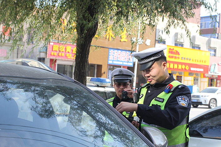 （第一個小標題圖）民警對違停車輛進行處理