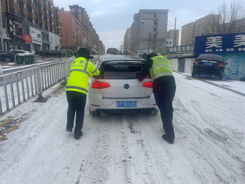 公安民警雪中推車