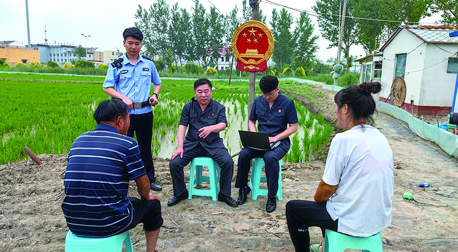 吳家人民法庭將法庭搬至田間地頭、百姓身邊