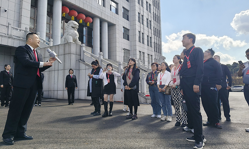 采訪團(tuán)走進(jìn)撫順縣人民法院